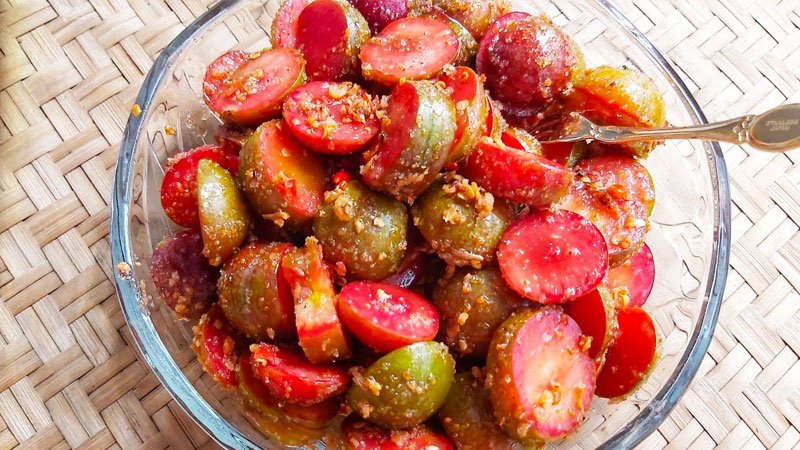 Thưởng thức mận Hà Nội lắc chua cay