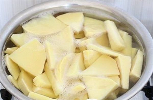 Măng được thái và ngâm trong nước muối loãng - cách làm măng ớt ngon