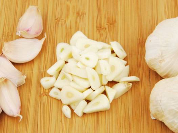 Tỏi được thái lát - cách làm măng ớt ngon