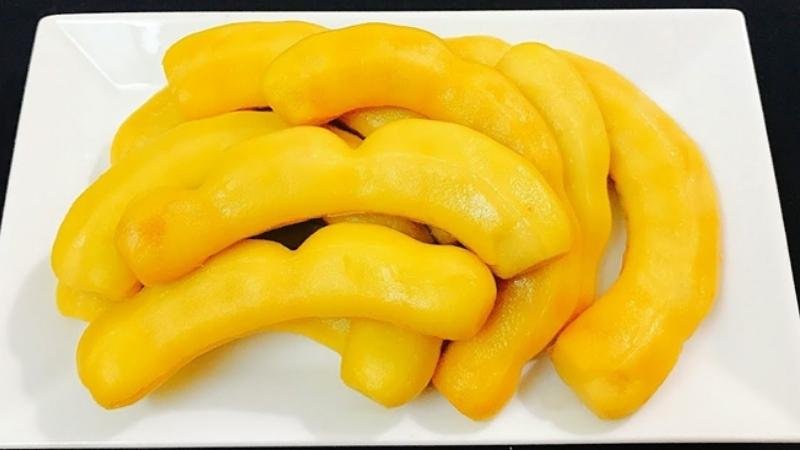Me ngâm đường có màu vàng bắt mắt Me ngâm đường có màu vàng bắt mắt