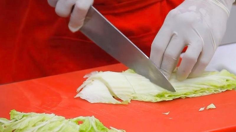 Cắt cải thảo thành từng khúc khoảng 2cma
