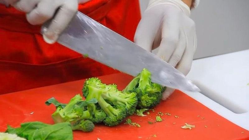 Bông cải rửa sạch, cắt thành từng miếng vừa ăn là được