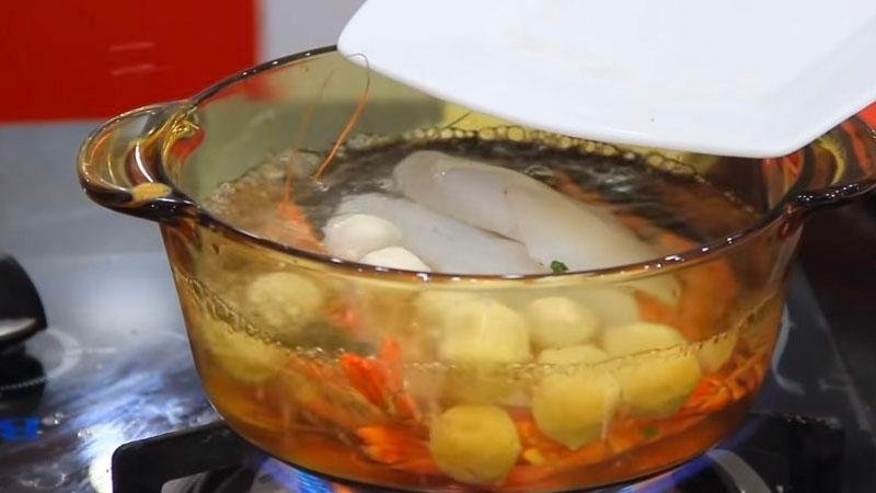 Sơ chế và luộc hải sản