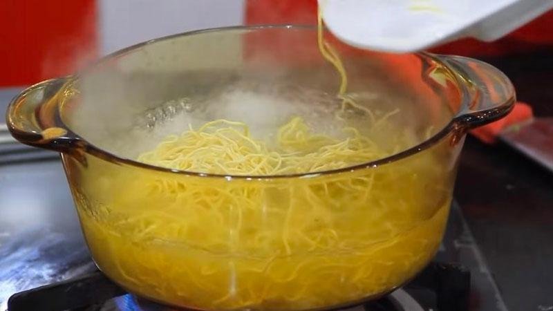 Sơ chế mì trứng
