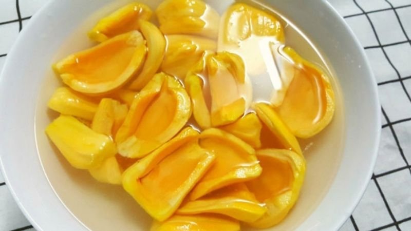Ngâm mít và để ráo trước khi đem sấy.