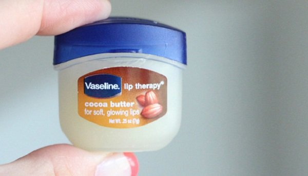 Cách làm môi mỏng hơn nhờ kem dưỡng ẩm Vaseline 