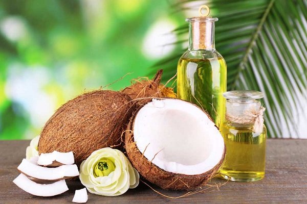 Cách làm môi mỏng lại tự nhiên tại nhà với dầu dừa