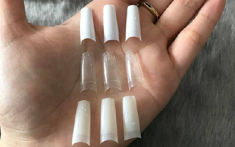 Cách làm móng tay giả bằng ống hút: cắt ống hút theo tỉ lệ móng tay của bạn với hình dạng mà bạn thích