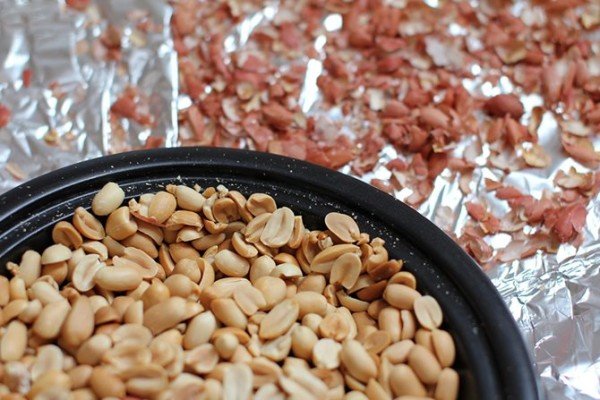 Chà sạch vỏ lạc - cách làm muối vừng lạc ngon