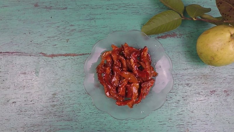 Mứt ổi có màu đỏ cam khá bắt mắt