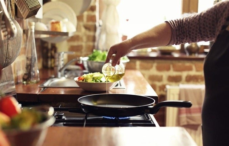 Chiên nem ngập dầu sẽ giúp nem giòn và ngon hơn
