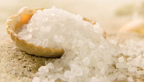 Đắp muối biển vào ngực đúng cách sẽ hỗ trợ săn chắc núi đôi chảy xệ