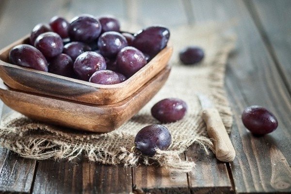 Tách cuống nho - cách làm mứt nho