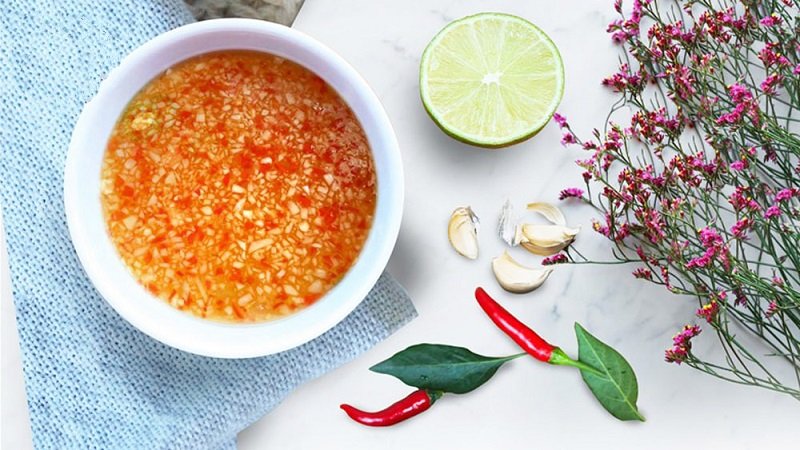 Nguyên liệu làm nước chấm thịt nướng với chanh tỏi ớt và nước mắm