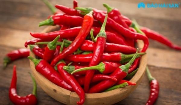 Các gia vị chua cay như chanh, giấm, ớt cũng giúp loại sạch bùn cát của ốc hương