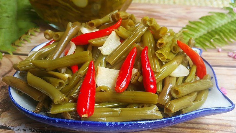 Thưởng thức rau muống ngâm chua ngọt