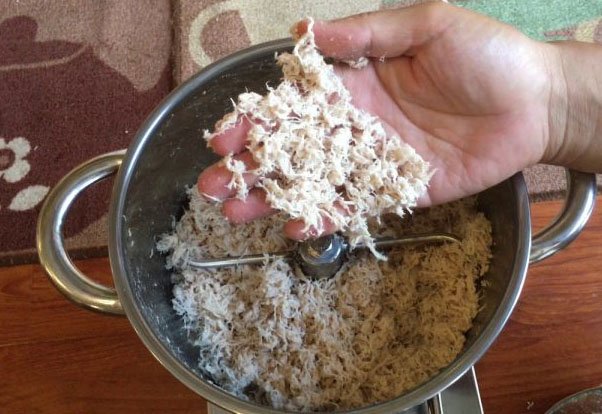 cách xay chân nấm hương và ướp chân nấm hương trước khi làm ruốc nấm hương