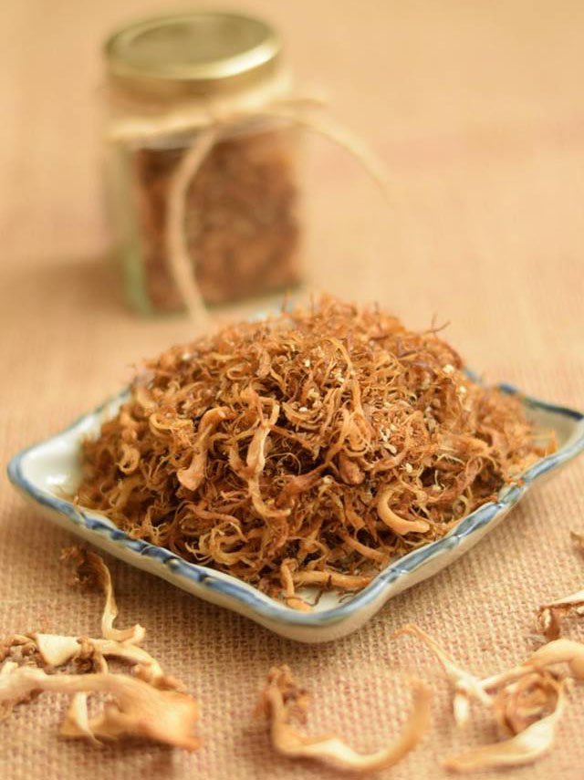 sau khi làm xong ruốc nấm cho vào hủ thủy tinh để bảo quản dùng dần