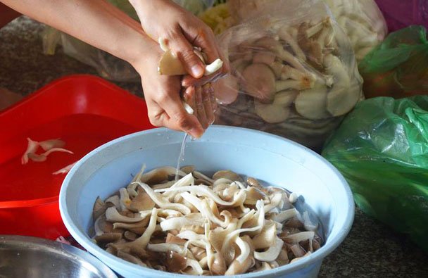rửa và ngâm chân nấm hương khô trước khi làm ruốc nấm