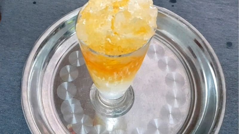 Ly siro đá bào có màu vàng đẹp mắt Ly siro đá bào có màu vàng đẹp mắt