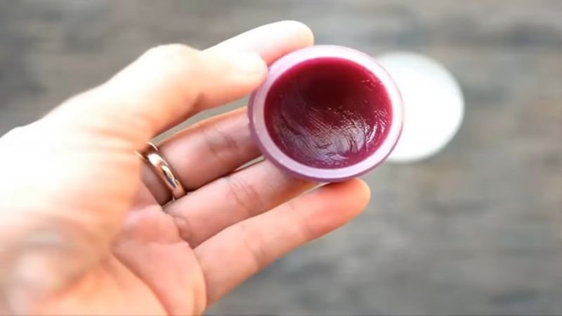 Son môi từ hoa hồng đơn giản, dễ làm tại nhà