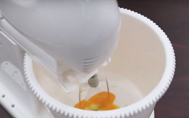 Bất bại với cách làm sốt dầu trứng cực ngon 