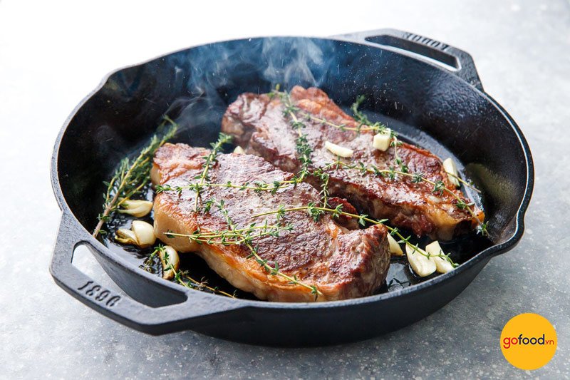 Chảo gang Lodge lý tưởng khi chế biến món Steak