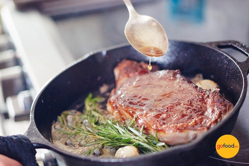 Rưới đều bơ lên miếng Steak