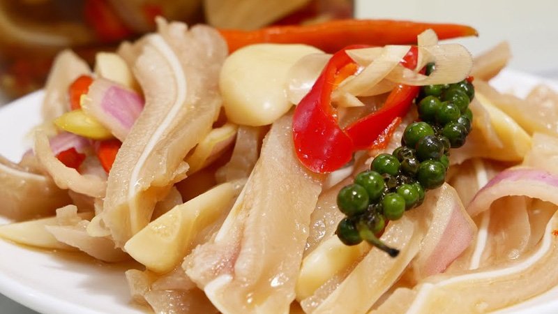 Thưởng thức tai heo ngâm mắm