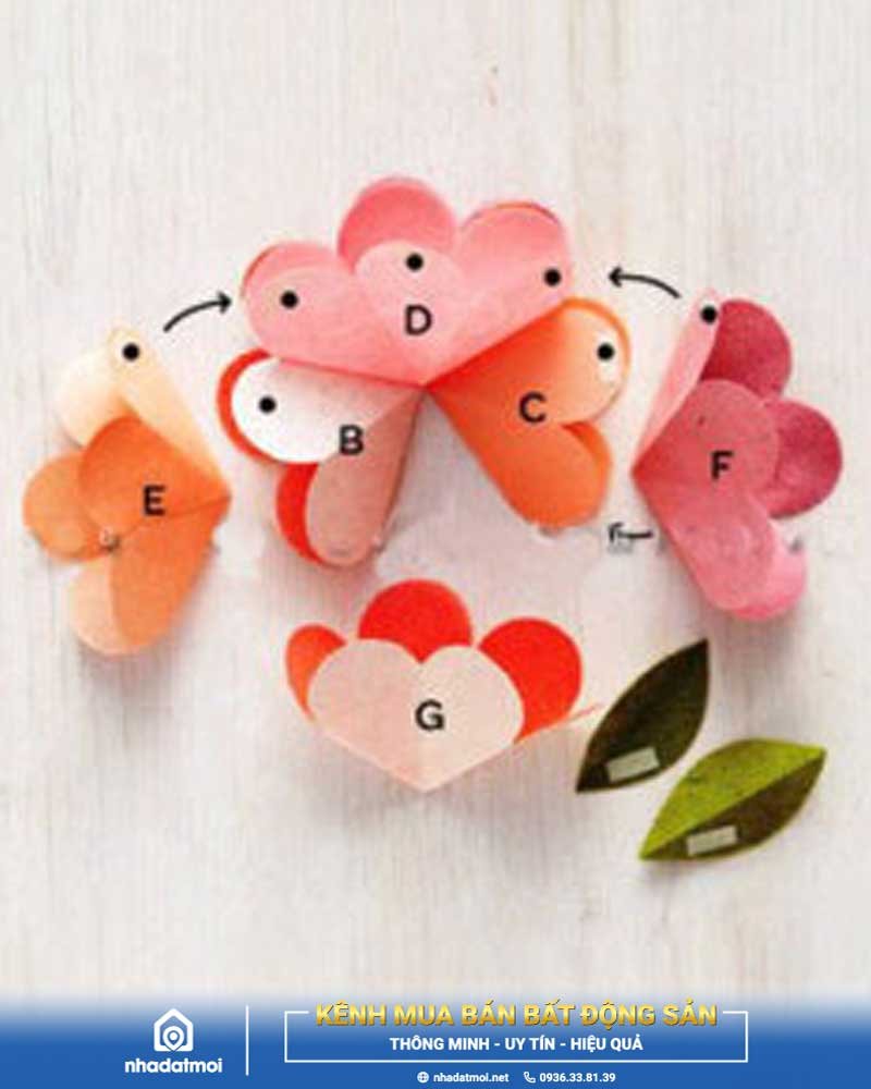 Bước dán cố định các bông hoa nhỏ để thành bông hoa to