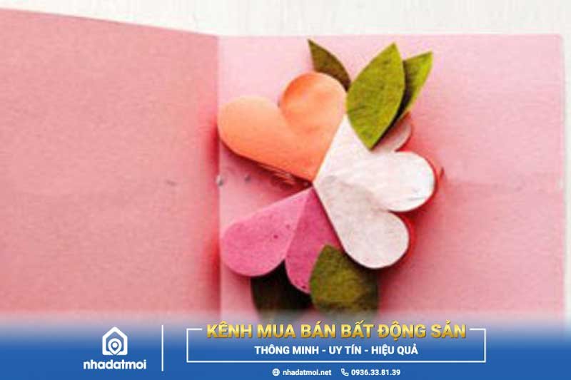 Bạn dán bông hoa lên thiệp