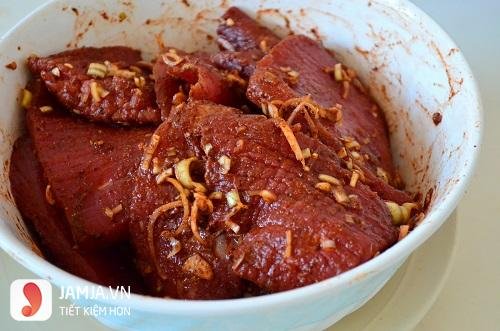 cách làm thịt lợn giả bò khô miếng3
