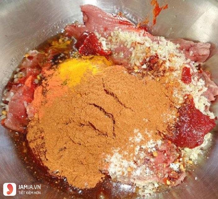 Thịt lợn giả bò khô với gia vị bò kho