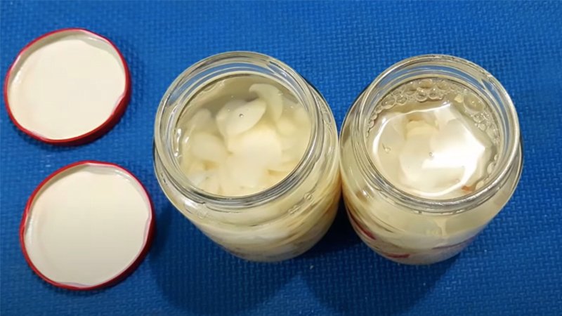 Tiến hành ngâm tỏi