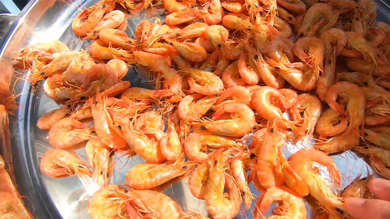 Phơi tôm trong khoảng 5-6 giờ