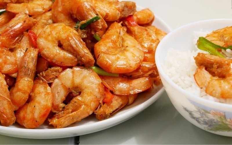 Khi thưởng thức tôm có lớp vỏ giòn rụm