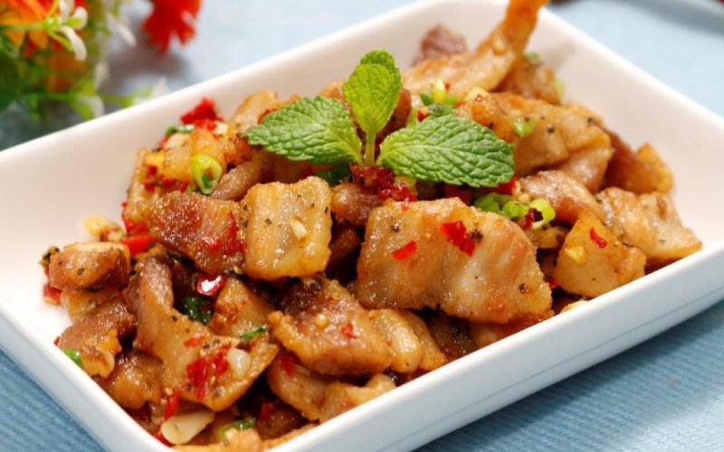Thưởng thức tóp mỡ cháy tỏi nước mắm ớt Thưởng thức tóp mỡ cháy tỏi nước mắm ớt