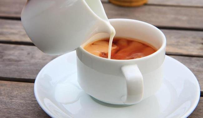 Pha trà sữa từ chè khô