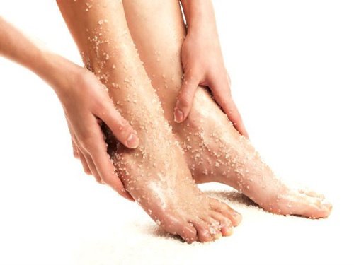 cách làm trắng da chân bằng muối