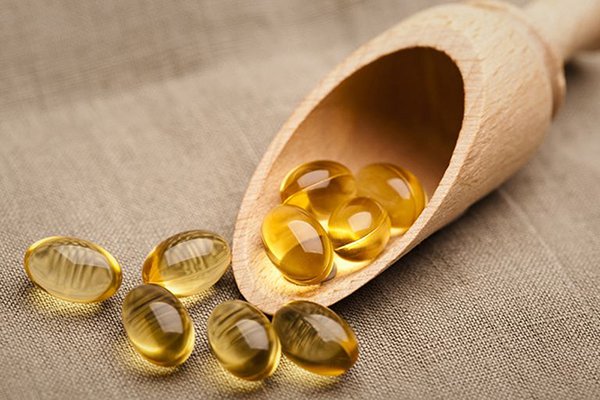 Dùng vitamin E dưỡng trắng da cổ 