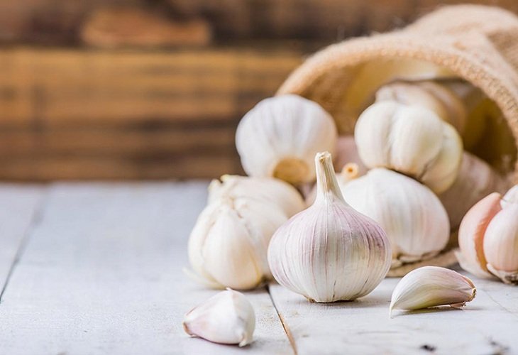 Sử dụng tỏi giúp giảm viêm, giảm mụn hiệu quả