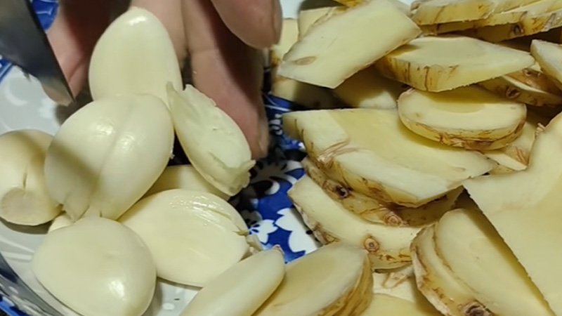 Thái lát củ riềng và tỏi