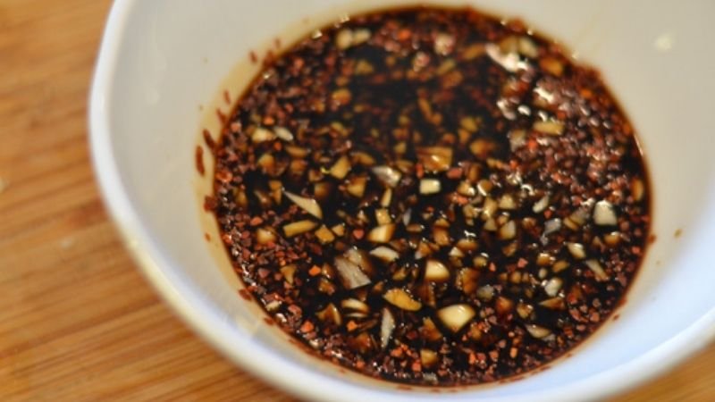 Nước tương tỏi ớt để ăn cơm gà Hải Nam