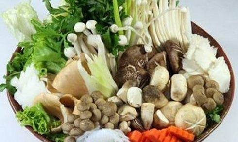Rau và nấm ăn lẩu được rửa sạch và để ráo nước Cách nấu lẩu thập cẩm - Rau và nấm ăn lẩu được rửa sạch và để ráo nước
