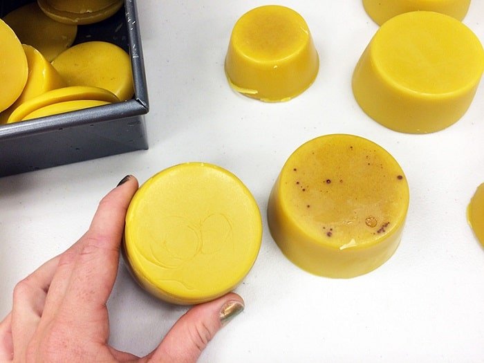 những chiếc sáp đã được tách nhỏ sau khi nấu xong