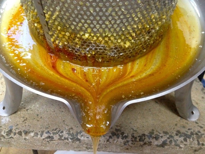 nấu sáp ong chảy và tiến hành ép ra sáp