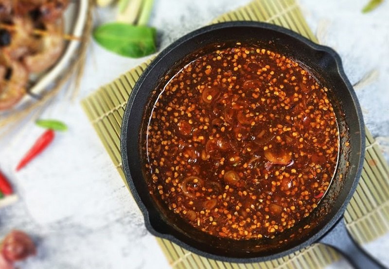 Đun các nguyên liệu của nước sốt me trên chảo