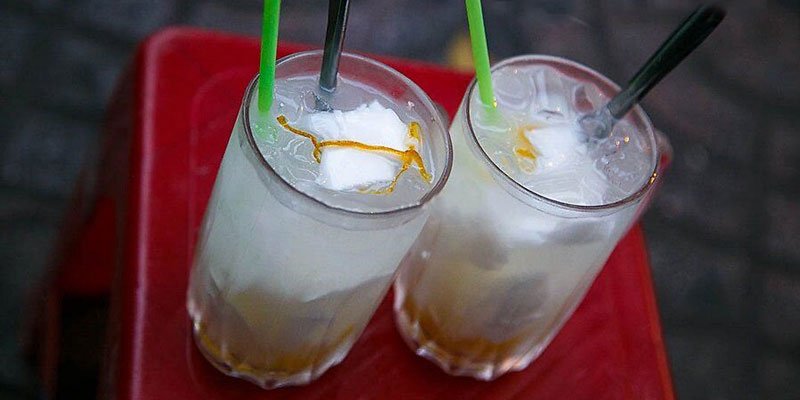 Khi uống, cho nước dừa vào ly, thêm siro tắc vừa làm, còn cơm dừa thái nhỏ vừa miếng ăn, cho thêm chút đá lạnh.