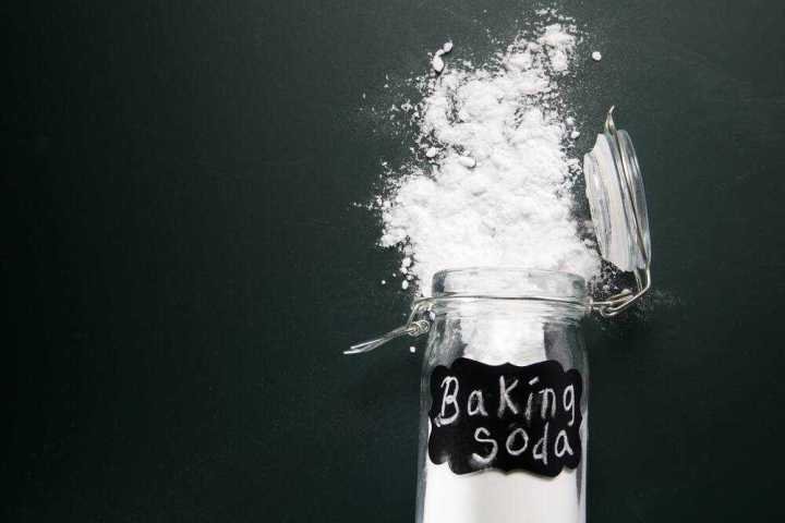 Cách tẩy giày trắng bị dính màu bằng baking soda