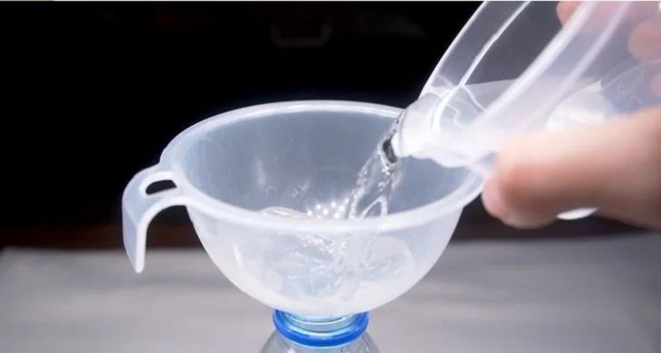 Pha một dung dịch gồm 74 ml nước với 74 ml cồn isopropyl Pha một dung dịch gồm 74 ml nước với 74 ml cồn isopropyl